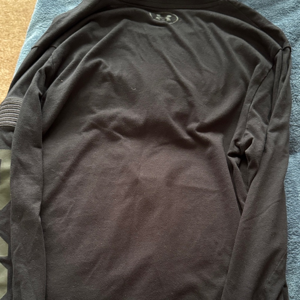 Under Armour Black Long Sleeve Shirt with Camouflage Bull Design - Picture 6 of 6